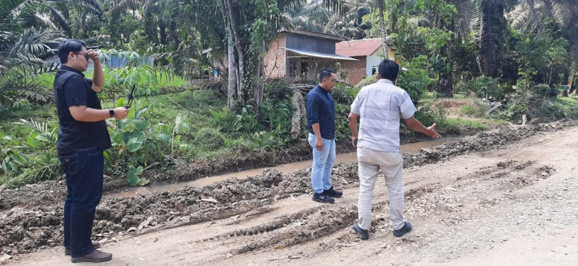 Petugas saat mengecek ke lokasi jalan rusak yang akan diperbaiki oleh Dinas PUPR Provinsi Jambi.