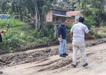 Petugas saat mengecek ke lokasi jalan rusak yang akan diperbaiki oleh Dinas PUPR Provinsi Jambi.