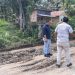 Petugas saat mengecek ke lokasi jalan rusak yang akan diperbaiki oleh Dinas PUPR Provinsi Jambi.