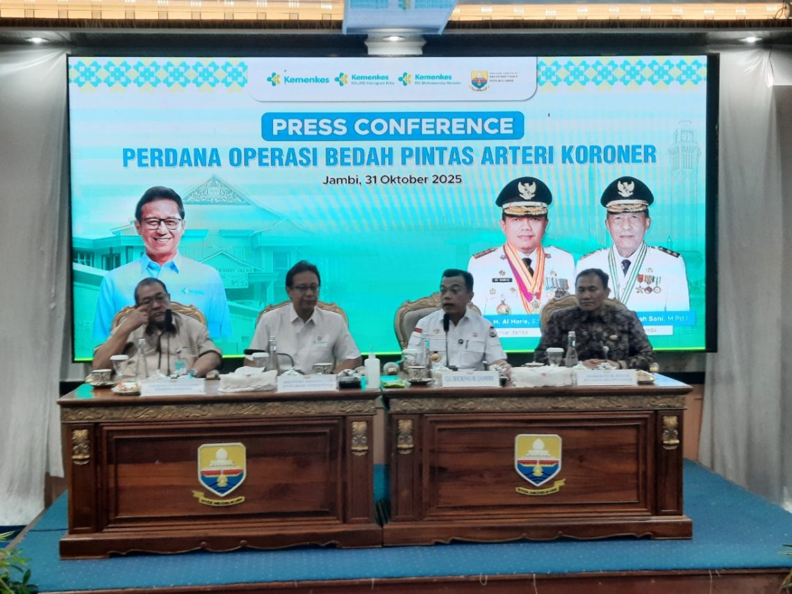 Menteri Kesehatan RI Budi Gunadi Sadikin bersama Gubernur Jambi Al Haris memberikan keterangan pers usai menyaksikan operasi bedah jantung terbuka perdana di RSUD Raden Mattaher Jambi, Jumat (31/10/2025). (Dok: Rahmat)