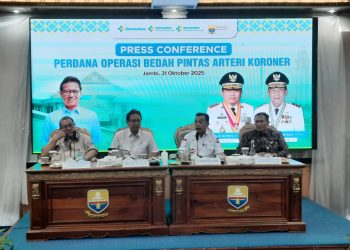 Menteri Kesehatan RI Budi Gunadi Sadikin bersama Gubernur Jambi Al Haris memberikan keterangan pers usai menyaksikan operasi bedah jantung terbuka perdana di RSUD Raden Mattaher Jambi, Jumat (31/10/2025). (Dok: Rahmat)
