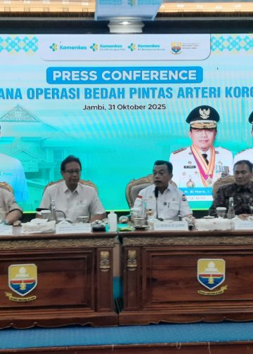 Menteri Kesehatan RI Budi Gunadi Sadikin bersama Gubernur Jambi Al Haris memberikan keterangan pers usai menyaksikan operasi bedah jantung terbuka perdana di RSUD Raden Mattaher Jambi, Jumat (31/10/2025). (Dok: Rahmat)