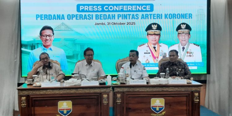 Menteri Kesehatan RI Budi Gunadi Sadikin bersama Gubernur Jambi Al Haris memberikan keterangan pers usai menyaksikan operasi bedah jantung terbuka perdana di RSUD Raden Mattaher Jambi, Jumat (31/10/2025). (Dok: Rahmat)
