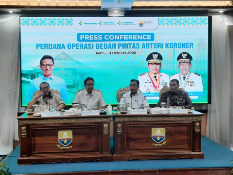 Menteri Kesehatan RI Budi Gunadi Sadikin bersama Gubernur Jambi Al Haris memberikan keterangan pers usai menyaksikan operasi bedah jantung terbuka perdana di RSUD Raden Mattaher Jambi, Jumat (31/10/2025). (Dok: Rahmat)
