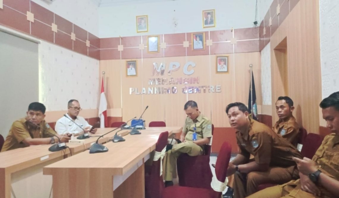 Plt. Kadis Peternakan dan Perkebunan Merangin, Daryanto, mengikuti Rakor Pengendalian Inflasi Daerah secara daring di Gedung DPKAD Merangin, Senin (27/10/2025).