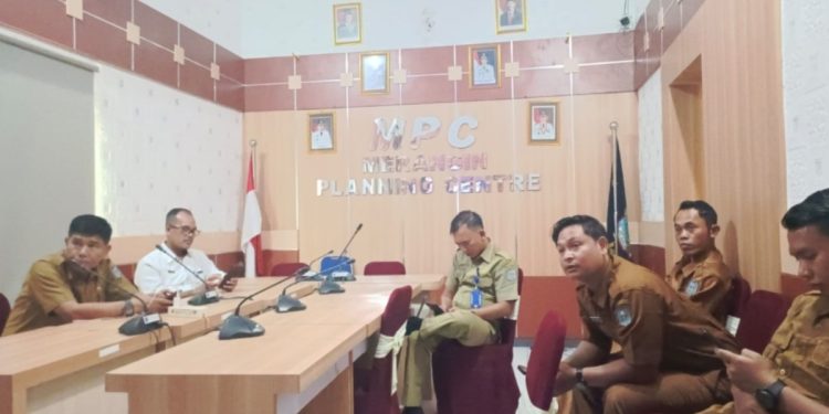 Plt. Kadis Peternakan dan Perkebunan Merangin, Daryanto, mengikuti Rakor Pengendalian Inflasi Daerah secara daring di Gedung DPKAD Merangin, Senin (27/10/2025).