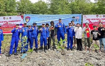Personel Markas Unit Patroli Kuala Tungkal Ditpolairud Polda Jambi bersama Satpolairud Tanjab Barat, personel KP. Anis Macan dan KP. Taka Baharkam saat menanam pohon di kawasan Objek Wisata Mangrove Pantai Kelapo. Rabu 29 Oktober 2025. (Dok: Ditpolairud Polda Jambi)