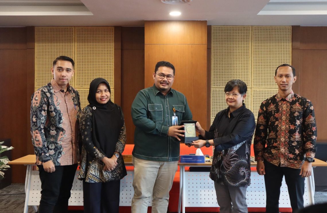 Koordinator Program Studi Ilmu Politik Universitas Jambi (UNJA) Hatta Abdi Muhammad (tengah) menyerahkan cendera mata kepada Prof. Dr. Caroline Paskarina (kedua kanan), Ketua Dewan Penasihat Asosiasi Program Studi Ilmu Politik Indonesia (APSIPOL) sekaligus Kepala Departemen Ilmu Politik Universitas Padjadjaran, usai kegiatan Workshop Penyusunan Visi, Misi, dan Tujuan Kurikulum Baru Ilmu Politik UNJA 2026–2030.
