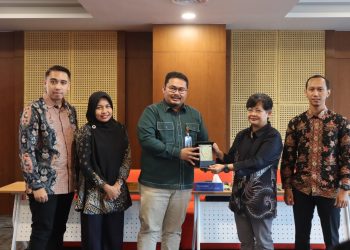 Koordinator Program Studi Ilmu Politik Universitas Jambi (UNJA) Hatta Abdi Muhammad (tengah) menyerahkan cendera mata kepada Prof. Dr. Caroline Paskarina (kedua kanan), Ketua Dewan Penasihat Asosiasi Program Studi Ilmu Politik Indonesia (APSIPOL) sekaligus Kepala Departemen Ilmu Politik Universitas Padjadjaran, usai kegiatan Workshop Penyusunan Visi, Misi, dan Tujuan Kurikulum Baru Ilmu Politik UNJA 2026–2030.