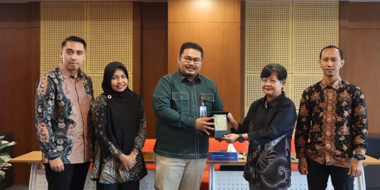 Koordinator Program Studi Ilmu Politik Universitas Jambi (UNJA) Hatta Abdi Muhammad (tengah) menyerahkan cendera mata kepada Prof. Dr. Caroline Paskarina (kedua kanan), Ketua Dewan Penasihat Asosiasi Program Studi Ilmu Politik Indonesia (APSIPOL) sekaligus Kepala Departemen Ilmu Politik Universitas Padjadjaran, usai kegiatan Workshop Penyusunan Visi, Misi, dan Tujuan Kurikulum Baru Ilmu Politik UNJA 2026–2030.