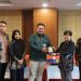 Koordinator Program Studi Ilmu Politik Universitas Jambi (UNJA) Hatta Abdi Muhammad (tengah) menyerahkan cendera mata kepada Prof. Dr. Caroline Paskarina (kedua kanan), Ketua Dewan Penasihat Asosiasi Program Studi Ilmu Politik Indonesia (APSIPOL) sekaligus Kepala Departemen Ilmu Politik Universitas Padjadjaran, usai kegiatan Workshop Penyusunan Visi, Misi, dan Tujuan Kurikulum Baru Ilmu Politik UNJA 2026–2030.
