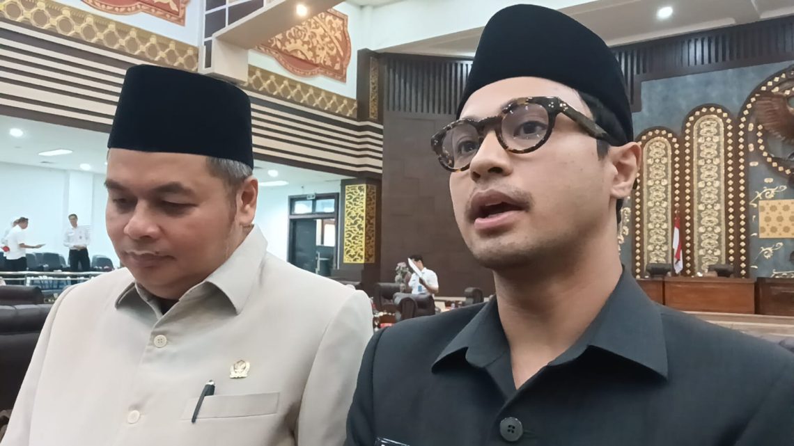Wakil Wali Kota Jambi, Diza Hazra Aljosha, menyampaikan jawaban eksekutif atas pandangan umum fraksi dalam Rapat Paripurna DPRD Kota Jambi, Rabu (29/10/2025). (Dok: Rudi)
