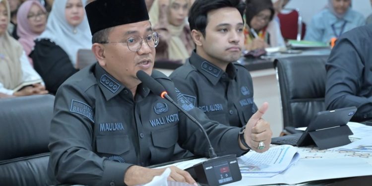 Wali Kota Jambi Dr. Maulana dan Wakil Wali Kota Jambi Diza Hazra Aljosha saat rapat di Kantor Pemkot Jambi. Rabu 29 Oktober 2025. (Dok: Diskominfo Kota Jambi)