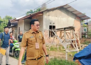 Kabid Perumahan dan Permukiman Dinas PUPR Provinsi Jambi, Ariesto Harun Wijaya, meninjau salah satu lokasi pelaksanaan program bedah rumah di Kabupaten Muaro Jambi, Rabu (29/10/2025).