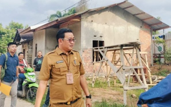 Kabid Perumahan dan Permukiman Dinas PUPR Provinsi Jambi, Ariesto Harun Wijaya, meninjau salah satu lokasi pelaksanaan program bedah rumah di Kabupaten Muaro Jambi, Rabu (29/10/2025).