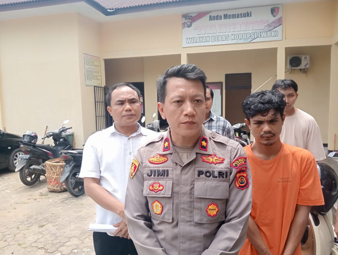 Kapolsek Kota Baru Kompol Jimi Fernando saat konferensi pers pelaku curanmor di Polsek Kota Baru Senin 27 Oktober 2025. (Dok: Istimewa)
