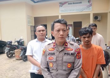 Kapolsek Kota Baru Kompol Jimi Fernando saat konferensi pers pelaku curanmor di Polsek Kota Baru Senin 27 Oktober 2025. (Dok: Istimewa)