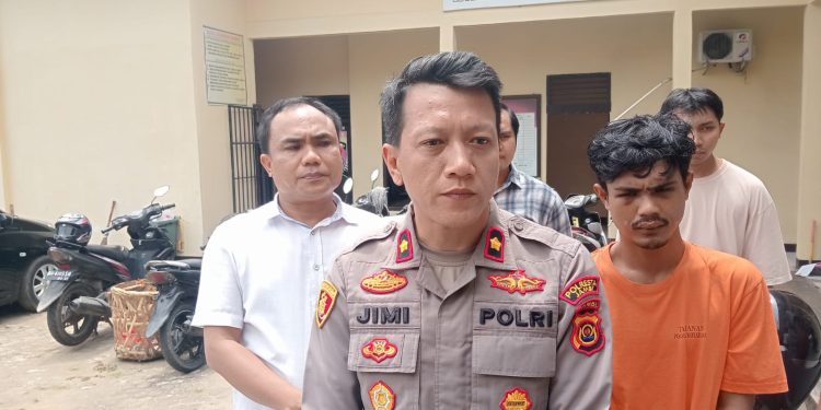 Kapolsek Kota Baru Kompol Jimi Fernando saat konferensi pers pelaku curanmor di Polsek Kota Baru Senin 27 Oktober 2025. (Dok: Istimewa)