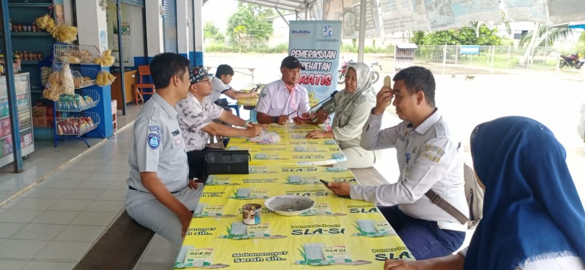 Jasa Raharja saat melakukan pengecekan kesehatan gratis kepada pengendara di luar Terminal Tipe A Muara Bungo. Selasa 28 Oktober 2025. (Dok: Humas Jasa Raharja)