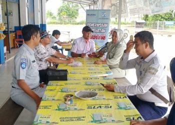 Jasa Raharja saat melakukan pengecekan kesehatan gratis kepada pengendara di luar Terminal Tipe A Muara Bungo. Selasa 28 Oktober 2025. (Dok: Humas Jasa Raharja)