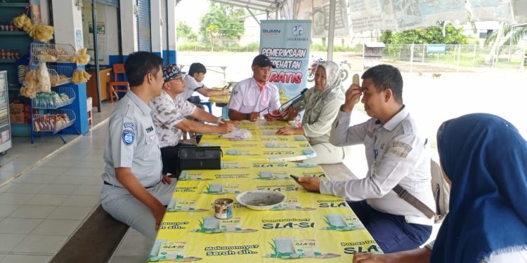 Jasa Raharja saat melakukan pengecekan kesehatan gratis kepada pengendara di luar Terminal Tipe A Muara Bungo. Selasa 28 Oktober 2025. (Dok: Humas Jasa Raharja)