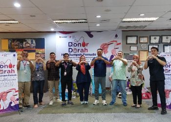 Head of Sales XLSMART Central 2 West, Oloan Monang Sinambela (kedua dari kanan) dan  Area Sales Manager SMARTFREN XLSMART area Riau, Pulo Hottua Sinurat (paling kiri) saat donor darah di Kantor XLSMART Pekanbaru, Jalan Nangka No. 819, Kota Pekanbaru, Selasa (28/10). (Dok: XLSMART)