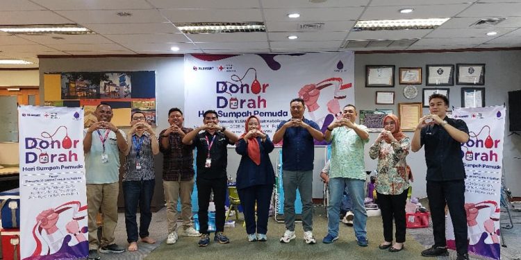 Head of Sales XLSMART Central 2 West, Oloan Monang Sinambela (kedua dari kanan) dan  Area Sales Manager SMARTFREN XLSMART area Riau, Pulo Hottua Sinurat (paling kiri) saat donor darah di Kantor XLSMART Pekanbaru, Jalan Nangka No. 819, Kota Pekanbaru, Selasa (28/10). (Dok: XLSMART)
