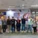 Head of Sales XLSMART Central 2 West, Oloan Monang Sinambela (kedua dari kanan) dan  Area Sales Manager SMARTFREN XLSMART area Riau, Pulo Hottua Sinurat (paling kiri) saat donor darah di Kantor XLSMART Pekanbaru, Jalan Nangka No. 819, Kota Pekanbaru, Selasa (28/10). (Dok: XLSMART)