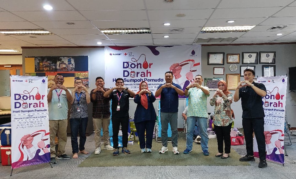 Head of Sales XLSMART Central 2 West, Oloan Monang Sinambela (kedua dari kanan) dan  Area Sales Manager SMARTFREN XLSMART area Riau, Pulo Hottua Sinurat (paling kiri) saat donor darah di Kantor XLSMART Pekanbaru, Jalan Nangka No. 819, Kota Pekanbaru, Selasa (28/10). (Dok: XLSMART)