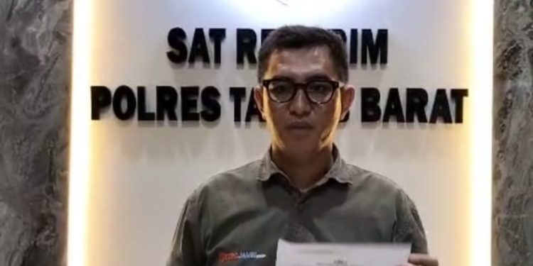 Pemred Searah.co usai melaporkan dua akun medsos ke Satreskrim Polres Tanjab Barat. Selasa 28 Oktober 2025. (Dok: Istimewa)
