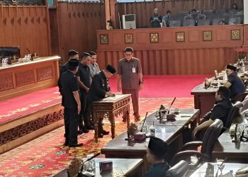 Gubernur Jambi Al Haris bersama pimpinan DPRD Provinsi Jambi saat rapat paripurna pengesahan dua OPD baru di Gedung DPRD Provinsi Jambi, Kamis (30/10/2025). (dok: Rudi)