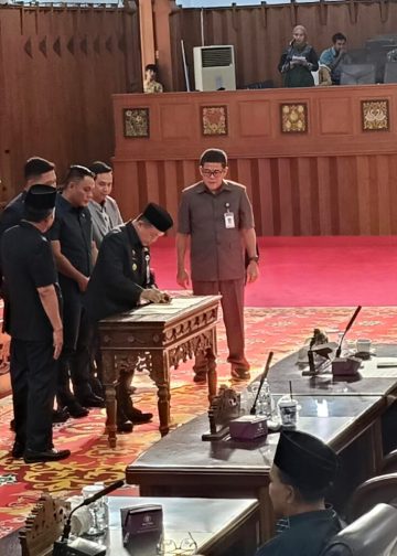 Gubernur Jambi Al Haris bersama pimpinan DPRD Provinsi Jambi saat rapat paripurna pengesahan dua OPD baru di Gedung DPRD Provinsi Jambi, Kamis (30/10/2025). (dok: Rudi)