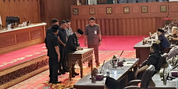 Gubernur Jambi Al Haris bersama pimpinan DPRD Provinsi Jambi saat rapat paripurna pengesahan dua OPD baru di Gedung DPRD Provinsi Jambi, Kamis (30/10/2025). (dok: Rudi)