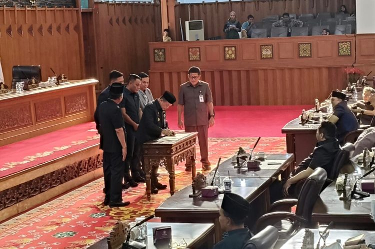 Gubernur Jambi Al Haris bersama pimpinan DPRD Provinsi Jambi saat rapat paripurna pengesahan dua OPD baru di Gedung DPRD Provinsi Jambi, Kamis (30/10/2025). (dok: Rudi)