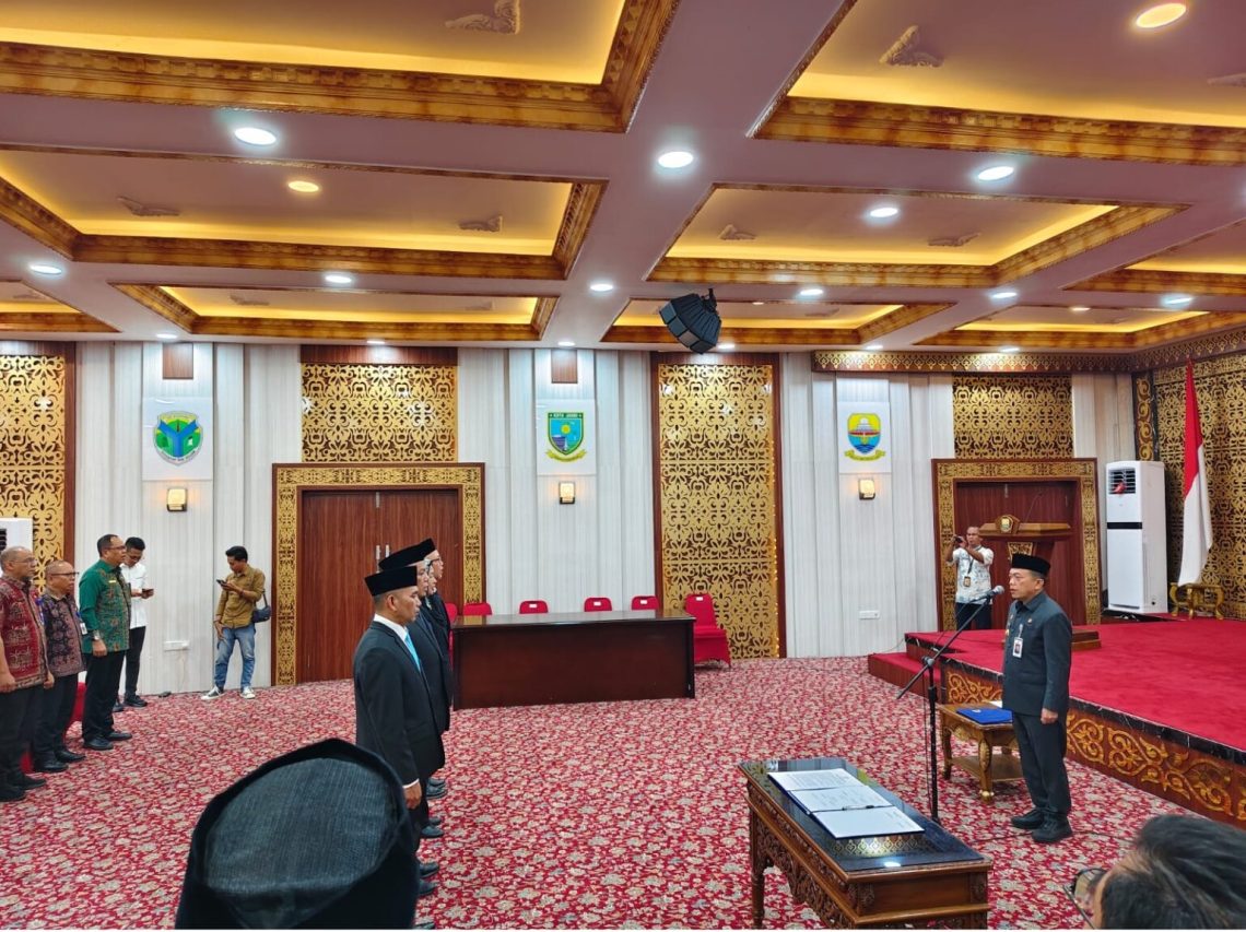 Gubernur Jambi Al Haris saat melantik sejumlah pejabat eselon II hasil lelang jabatan di Ruang Pola Kantor Gubernur Jambi, Kamis (30/10/2025). (Dok: Rudi)
