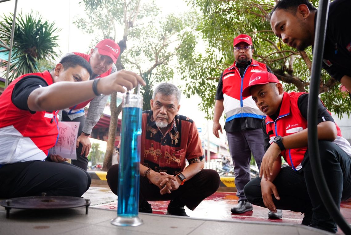 Tim Serv-Q Pertamina Patra Niaga Regional Sumbagsel saat melakukan pengecekan kualitas dan takaran BBM di salah satu SPBU wilayah Jambi. Kamis 30 Oktober 2025. (Dok: Rahmat)
