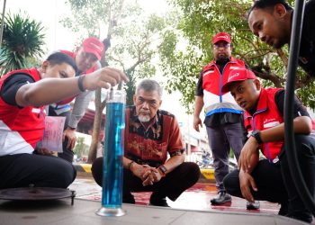 Tim Serv-Q Pertamina Patra Niaga Regional Sumbagsel saat melakukan pengecekan kualitas dan takaran BBM di salah satu SPBU wilayah Jambi. Kamis 30 Oktober 2025. (Dok: Rahmat)