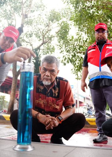 Tim Serv-Q Pertamina Patra Niaga Regional Sumbagsel saat melakukan pengecekan kualitas dan takaran BBM di salah satu SPBU wilayah Jambi. Kamis 30 Oktober 2025. (Dok: Rahmat)