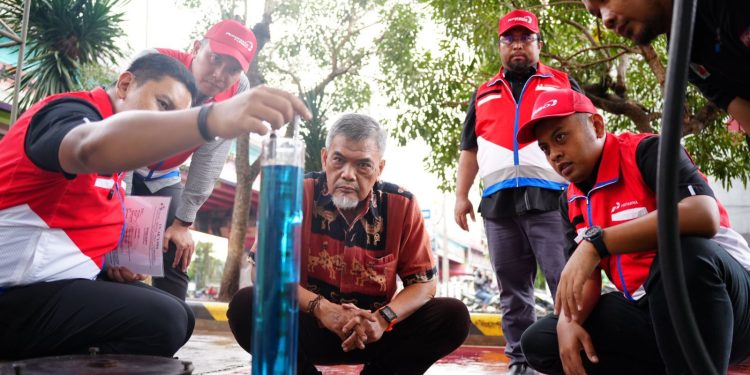 Tim Serv-Q Pertamina Patra Niaga Regional Sumbagsel saat melakukan pengecekan kualitas dan takaran BBM di salah satu SPBU wilayah Jambi. Kamis 30 Oktober 2025. (Dok: Rahmat)