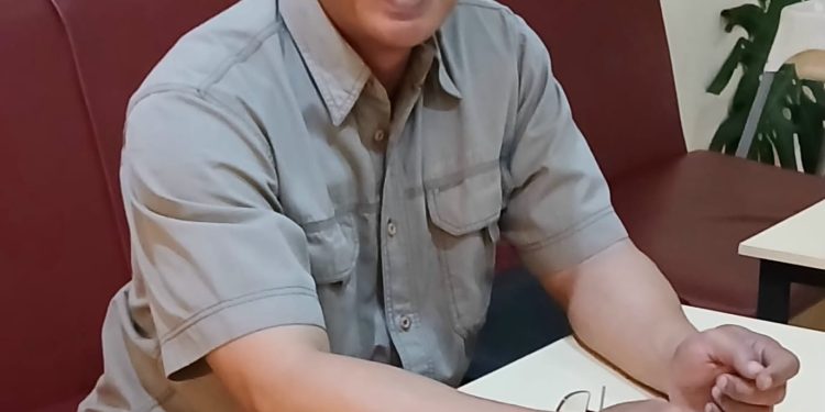 Yulfi Alfikri Noer S. IP., M. AP saat ditemui usai melakukan pertemuan di salah satu kafe di Kota Jambi, Jumat (31/10/2025). (Dok: Alpin)