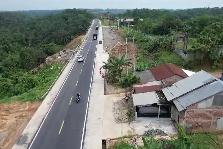 Jalan nasional batas Sumbar -Bungo usai diperbaiki BPJN Jambi pasca longsor beberapa waktu lalu. (Dok: Drone BPJN Jambi)