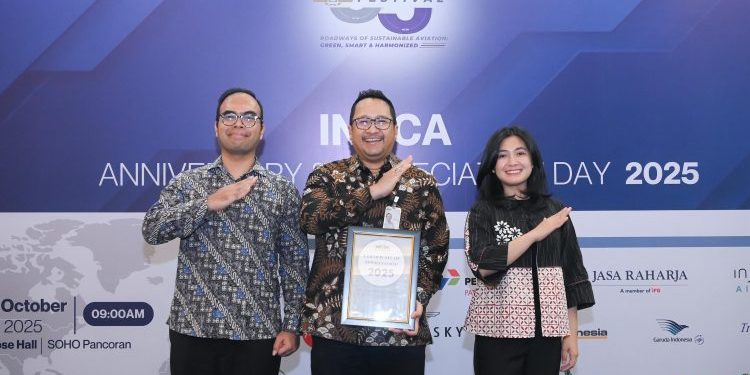 Direktur Kepatuhan dan Manajemen Risiko Jasa Raharja Harwan Muldidarmawan (tengah) bersama jajaran perwakilan perusahaan usai menerima penghargaan dari INACA pada peringatan HUT ke-55 INACA di SOHO Pancoran, Jakarta Selatan, Rabu (15/10/2025). (Dok, Humas JR)