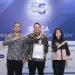 Direktur Kepatuhan dan Manajemen Risiko Jasa Raharja Harwan Muldidarmawan (tengah) bersama jajaran perwakilan perusahaan usai menerima penghargaan dari INACA pada peringatan HUT ke-55 INACA di SOHO Pancoran, Jakarta Selatan, Rabu (15/10/2025). (Dok, Humas JR)