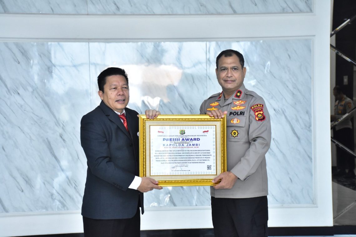Wakapolda Jambi Brigjen Pol Mustaqim saat menerima penghargaan dari Lemkapi di lobi Mapolda Jambi, Senin 27 Oktober 2025. (Dok: Humas Polda Jambi)