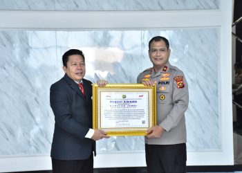 Wakapolda Jambi Brigjen Pol Mustaqim saat menerima penghargaan dari Lemkapi di lobi Mapolda Jambi, Senin 27 Oktober 2025. (Dok: Humas Polda Jambi)