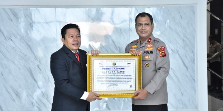 Wakapolda Jambi Brigjen Pol Mustaqim saat menerima penghargaan dari Lemkapi di lobi Mapolda Jambi, Senin 27 Oktober 2025. (Dok: Humas Polda Jambi)