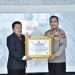 Wakapolda Jambi Brigjen Pol Mustaqim saat menerima penghargaan dari Lemkapi di lobi Mapolda Jambi, Senin 27 Oktober 2025. (Dok: Humas Polda Jambi)