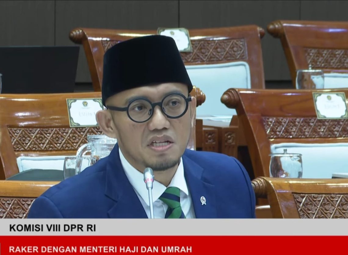 Kemenhaj saat mengikuti rapat usulan penurunan biaya haji 2026 bersama Komisi VIII DPR RI di Kompleks Parlemen, Senayan, Jakarta, pada Senin, 27 Oktober 2026.(Tangkapan layar YouTube TV PARLEMEN)