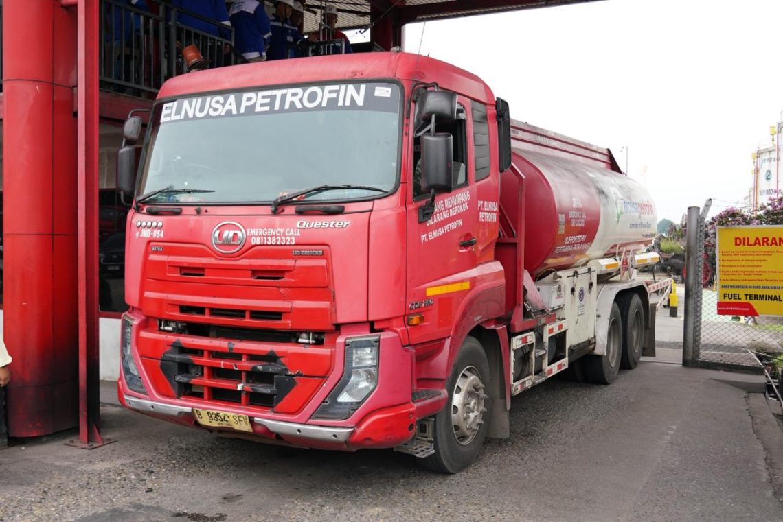 Mobil tangki pertamina saat mengisi BBM di Depot Pertamina Patra Niaga di Jambi pada Senin 27 Oktober 2025, (Dok: Humas Pertamina Patra Niaga)
