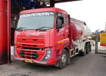 Mobil tangki pertamina saat mengisi BBM di Depot Pertamina Patra Niaga di Jambi pada Senin 27 Oktober 2025, (Dok: Humas Pertamina Patra Niaga)